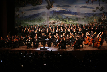 El Coro Nacional de Colombia junto a la Orquesta Sinfónica de Caldas, anoche en el Teatro Los Fundadores.