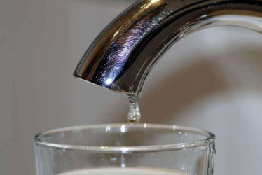 Grifo de agua con un vaso