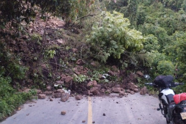 Este es el derrumbe en el sector Rúngano, en Pácora, que tiene cerrada la vía.