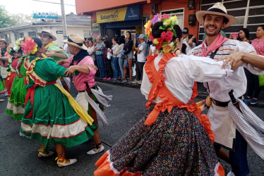 Alegría y color se viven durante el Desfile de carrozas de la Feria de la Horticultura de Villamaría.