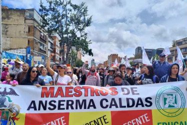 En la noche del domingo comenzó el desplazamiento de docentes de Caldas con miras a participar este lunes en la llamada Toma de Bogotá. Desde Anserma también viajaron a Bogotá para unirse a las protestas.