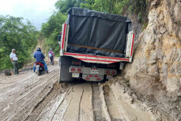 En la vía Arma (Aguadas) - La Pintada (Antioquia), en El Remanso, el río Arma se está llevando parte de la banca de la vía. El paso se cerró en la mañana de este sábado.