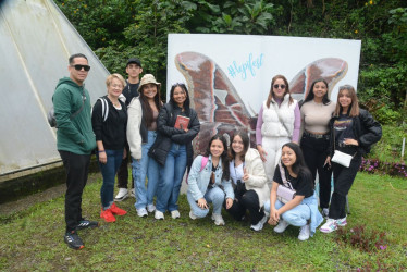 Estudiantes de la Universidad de la Costa durante su visita al mariposario del ecoparque Los Yarumos.