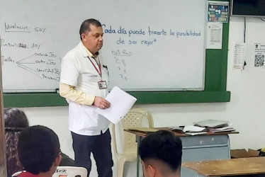 Jhon Fredy Tobón durante una de sus clases en la Institución Educativa Nuestra Señora del Rosario de Neira.