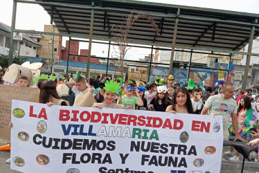 Estudiantes del Jaime Duque desfilaron con carteles alusivos a la defensa del medioambiente.