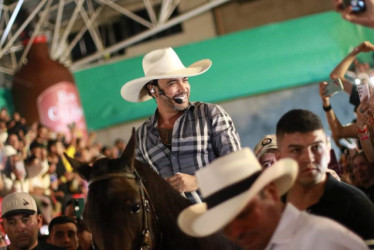 Jhon Álex Castaño entró a caballo al Centro de Integración Ciudadana de Pensilvania, donde dio un concierto durante la Exposición Equina del municipio.