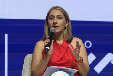 Fotografía de archivo que muestra a la directora del Dapre, Laura Sarabia mientras habla durante la clausura de la 58 asamblea anual de la Asociación Bancaria de Colombia (Asobancaria), el 07 de junio de 2024 en Cartagena.