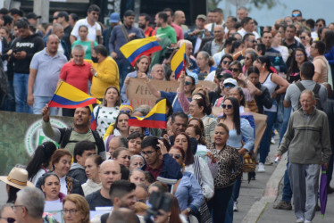 Docentes de Manizales marcharon ayer desde el Parque Fundadores hasta la Plaza de Bolívar, en un recorrido por la carrera 22. Pedían, de nuevo, que se hundiera en el Congreso el proyecto de reforma educativa.