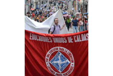 Docentes y sindicatos de Caldas se manifestaron ayer por desacuerdos con la ley estatutaria de educación. 