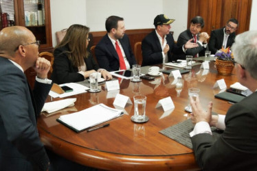 El presidente de la Corte Suprema de Justicia, Gerson Chaverra Castro (i), y el ministro de Justicia, Néstor Osuna (d), encabezaron la reunión para abordar la sobrepoblación de personas privadas de la libertad en Colombia.