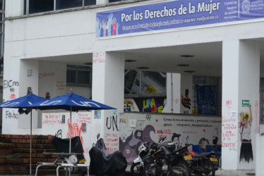 La sede de la Universidad Nacional sede Manizales continúa cerrada, tras nueve semanas de paro estudiantil, ante el inconformismo por el nombramiento de Ismael Peña, como rector. Hoy habrá debate en el Senado a la ministra de Educación, Aurora Vergara.