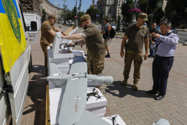 Los militares revisan los drones durante la ceremonia de entrega de automóviles y drones a los militares ucranianos en el centro de Kiev.