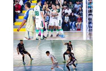 La U. de Manizales (arriba) venció 5-1 a Sanpas de Boyacá. Atlético La Dorada (abajo) hizo lo mismo 3-2 contra Icsin del Valle.