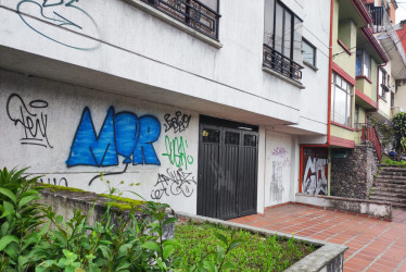Residentes del barrio La Arboleda se quejan por la vandalización de las fachadas de sus viviendas. Reclaman por la presencia de garabatos y rayones en las paredes, situación que viene desde hace cinco años y los tiene indignados. Piden a las autoridades tomar medidas.