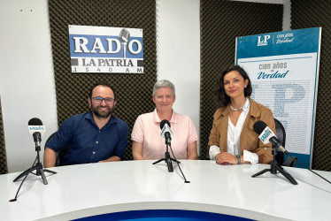 Matías Marín, director de Relaciones Internacionales de la Universidad Católica de Manizales; Melanie Farrimond, del programa de Transición a la Educación Superior de Canadá y Caterin Estrada, directora de Manizales Campus Universitario