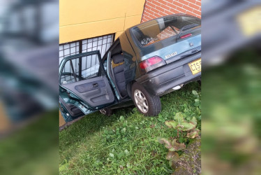 Así quedó el carro, a un costado de un edificio del barrio La Francia, de Manizales.