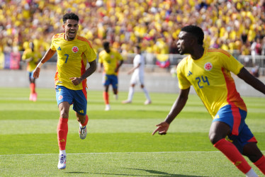 Luis Díaz (i) y Jhon Córdoba (d) de Colombia celebran un gol ante Bolivia este sábado, en un partido amistoso internacional entre las selecciones de Colombia y Bolivia en el estadio Rentschler Field en East Heatford (EEUU).