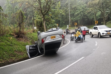 Así quedó el carro después del accidente de tránsito que sufrió este sábado entre Chinchiná y Manizales.