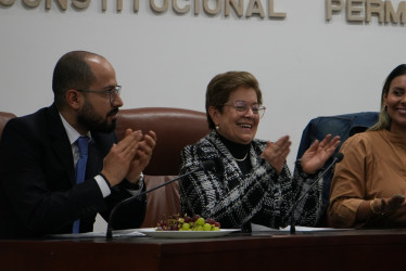  La ministra del Trabajo, Gloria Inés Ramírez, celebra la aprobación de la reforma laboral en la Comisión Séptima de la Cámara de Representantes. 