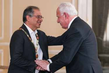 El presidente Gustavo Petro con el Gran Collar del Estado de Palestina, entregado por el canciller palestino Riyad Al-Malki este lunes, en Bogotá.