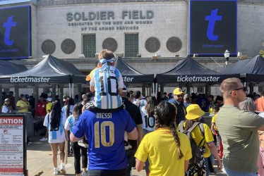 Seguidores argentinos y ecuatorianos asisten al partido amistoso preparatorio a la Copa América entre las selecciones de Argentina y Ecuador, en el estadio Soldier Field, en la ciudad de Chicago (Estados Unidos).