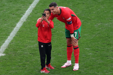 Un niño fue el primero en saltar a la cancha, Cristiano Ronaldo lo recibió con cariño y se tomó la foto con él.