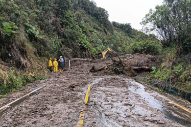 Este es el derrumbe que mantiene incomunicada a Manizales con el PNN Los Nevados y con Murillo (Tolima). 32 personas que estaban en el Parque no pueden salir.