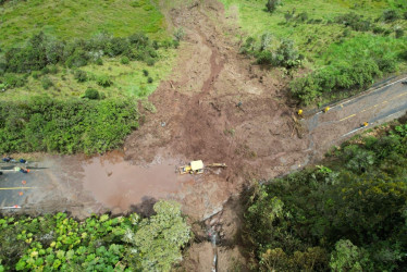 El Cuerpo de Bomberos de Villamaría tomó esta fotografía del tamaño del derrumbe en la vía entre Manizales y Murillo (Tolima). Ya se habilitó el paso a un carril.