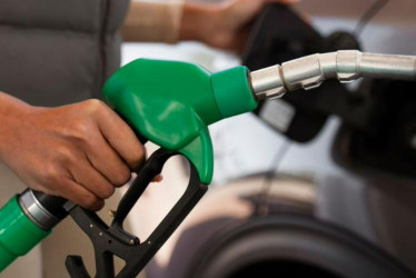 La norma no aplica en las bombas de gasolina ni para los distribuidores minoristas, indicó el ministro de Hacienda. 
