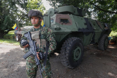 Soldados del Ejército Nacional patrullan este jueves por vías de acceso a Jamundí (Valle del Cauca).