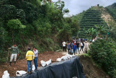 El alcalde de Anserma, Omar Reina, inspeccionó intervenciones en deslizamiento en la vereda La Rica.