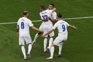 Ivan Schranz de Eslovaquia (2-d) celebra con sus compañeros marcar el 0-1 durante el partido del grupo E de la Eurocopa 2024 entre Bélgica y Eslovaquia, en Frankfurt Main, Alemania.