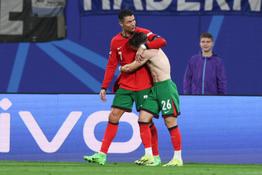 El jugador portugués Francisco Conceicao (d) celebra con su compañero Cristiano Ronaldo tras marcar el segundo gol y darle la victoria a su equipo durante el partido de fútbol del grupo F de la Eurocopa 2024 entre Portugal y la República Checa, en Leipzig, Alemania.