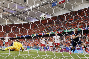 Wout Weghorst (d) celebra al marcar el gol de la victoria de Países Bajos 1-2 durante el partido del grupo D de la Eurocopa 2024 entre Polonia y Países Bajos, en Hamburgo, Alemania.