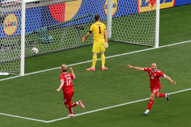 Christian Eriksen (d) de Dinamarca celebra marcar el gol inicial durante el partido de fútbol del Grupo C de la Eurocopa 2024 entre Eslovenia y Dinamarca, en Stuttgart, Alemania.