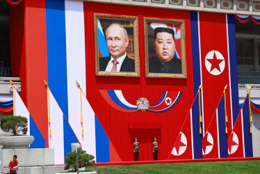 Retratos del presidente ruso, Vladímir Putin, y el líder supremo norcoreano, Kim Jong-un, en frente del Gran Palacio de Estudios del Pueblo en Pyongyang.