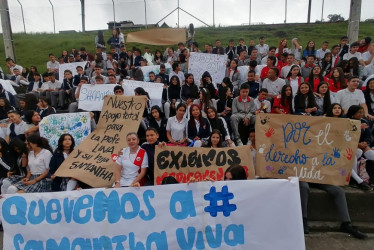 La comunidad educativa del colegio Fe y Alegría la Paz le exige a la Fiduprevisora atención para la hija de una docente de la institución.