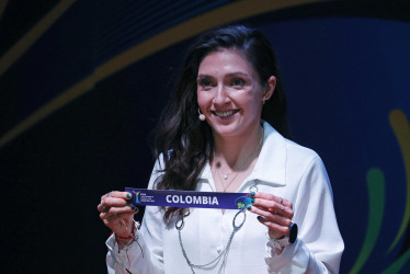 Natalia Gaitán, excapitana de la selección Colombia de fútbol, participa en el sorteo del Mundial Femenino de Fútbol Sub-20 este miércoles, en Bogotá.