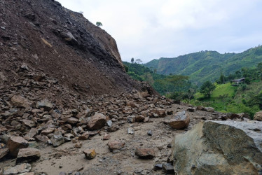 Este derrumbe cayó esta semana en la vía entre Pataqueros y Manzanares. Hoy se reporta cierre por derrumbe en el sector Villalor.