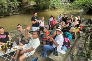 Grupo de docentes de Victoria, municipio del Magdalena Caldense, a orillas del río Doña Juana en la celebración del Día del Maestro.