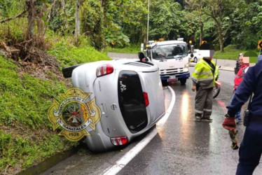 El carro que se volcó este sábado en la concesión Autopistas del Café, entre Chinchiná y Manizales.