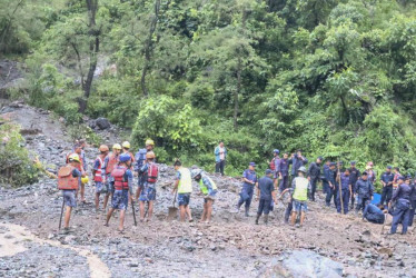Miembros de la Policía Armada realizan este jueves una operación de búsqueda y rescate tras un deslizamiento de tierra en Simaltal, distrito de Chitwan, Nepal.