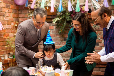 Jorge Enrique Abello (izq., como Armando Mendoza), Ana María Orozco (como Beatriz Pinzón) y Jorge Herrera (como Hermes Pinzón), durante un fragmento de la serie ‘Betty la fea, la historia continúa’. 