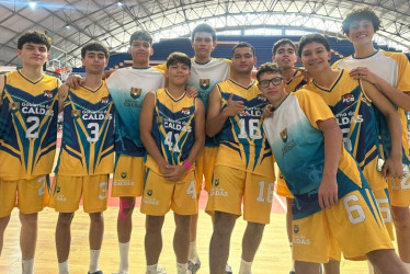El equipo de baloncesto de Caldas, rama masculina, que clasificó a los Juegos Nacionales Juveniles 2024.