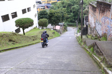 El piso resbaloso y las lluvias vuelven intransitable el paso para los motociclistas. 