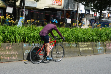 Las zonas verdes de los separadores en la avenida Santander se reducirán con el proyecto de intervención de la ciclobanda. La Alcaldía de Manizales indica que los árboles no se tocarán.º