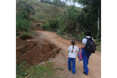 Alumnos del colegio de Partidas, como los del resto de Villamaría, están sin transporte escolar. Caminar, pagar servicio particular o estudiar en casa son las opciones.