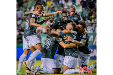 El Deportivo Cali, 10 veces campeón del fútbol colombiano y dos veces finalista de la Copa Libertadores de América, atraviesa una crisis institucional que lo tiene luchando por mantener la categoría.