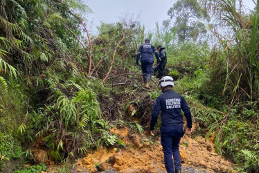 En la foto, bomberos del corregimiento Bolivia (Pensilvania) atienden un deslizamiento en El Higuerón. 21 rutas de Caldas tienen la movilidad afectada este jueves por derrumbes, construcciones de placas huella y obras de protección. 