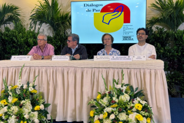 Delegaciones del Gobierno de Colombia (der.) y del Eln tras el acuerdo sobre la participación ciudadana en la construcción de los acuerdos de paz, al que llegaron en mayo.